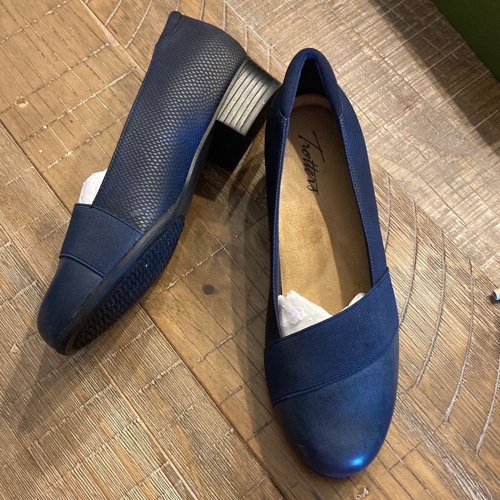 Trotters Navy Textured Melinda Slip-On Low Heel shoes NWT 7.5 WW